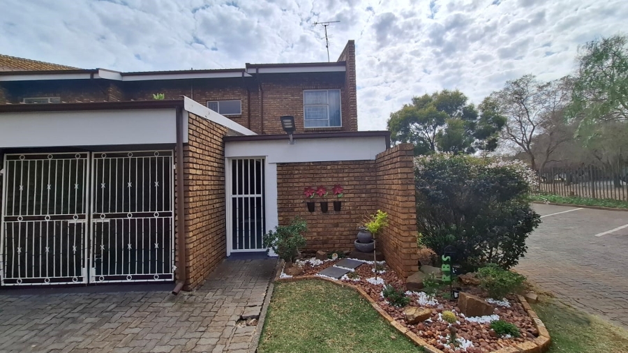 3 Bedroom Property for Sale in Flora Gardens Gauteng