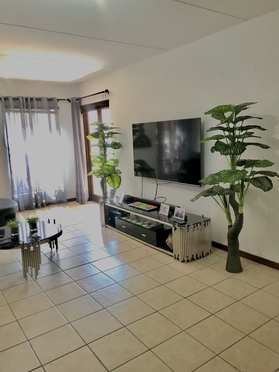 2 Bedroom Property for Sale in Broadacres Gauteng