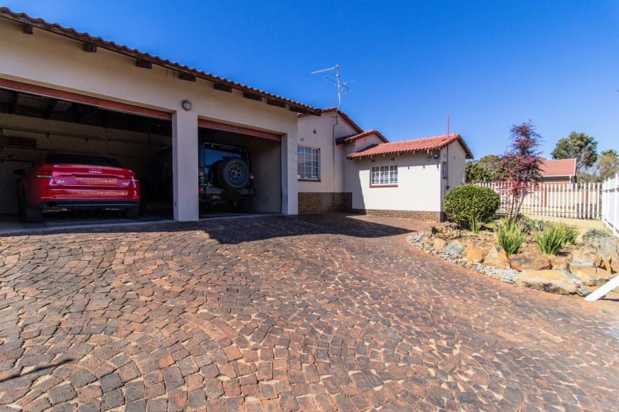 4 Bedroom Property for Sale in Glenvista Gauteng