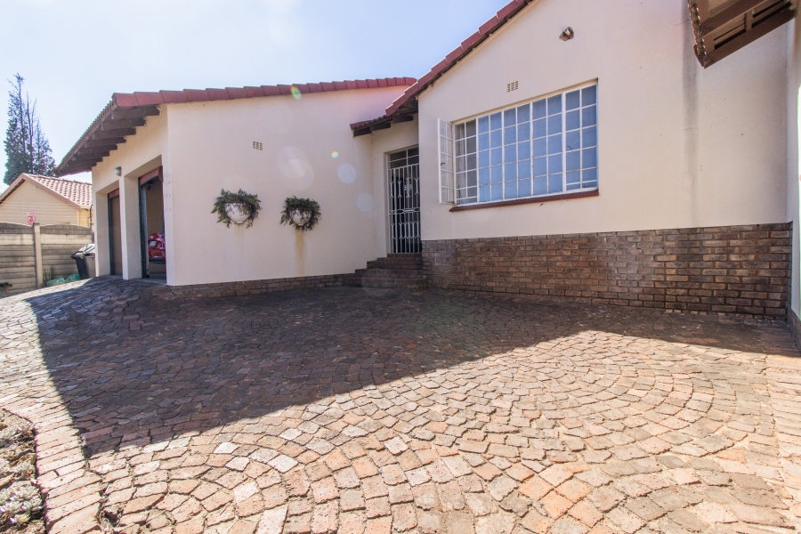 4 Bedroom Property for Sale in Glenvista Gauteng