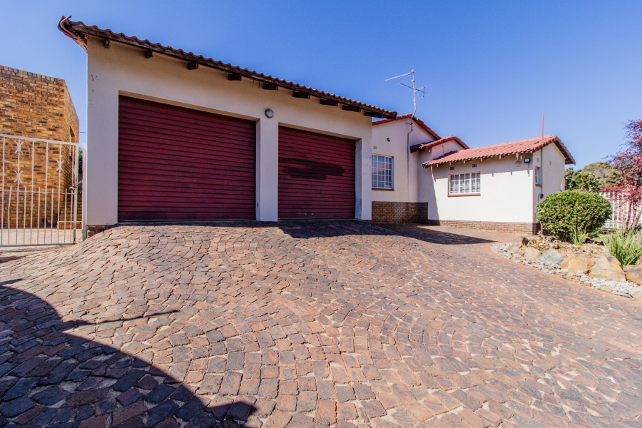 4 Bedroom Property for Sale in Glenvista Gauteng