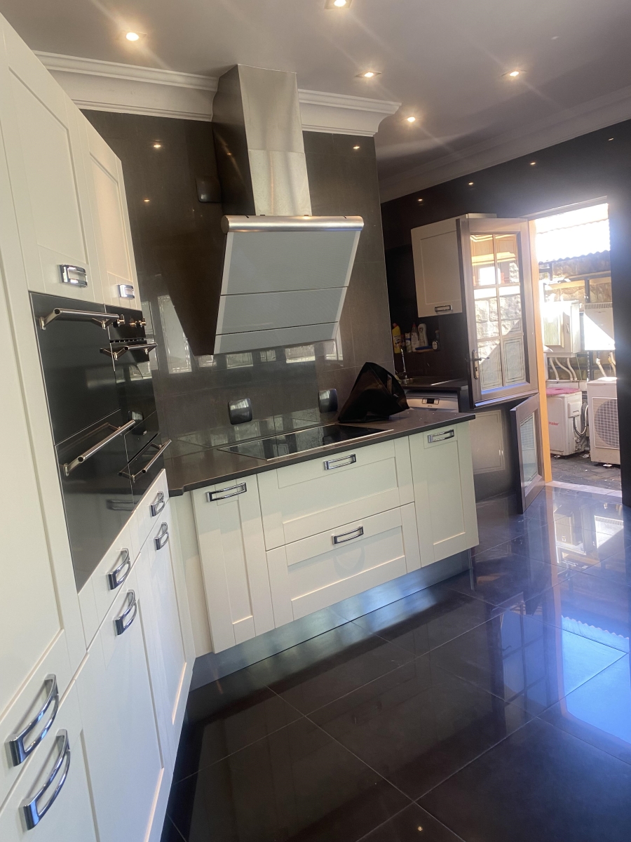 To Let 7 Bedroom Property for Rent in Sandhurst Gauteng