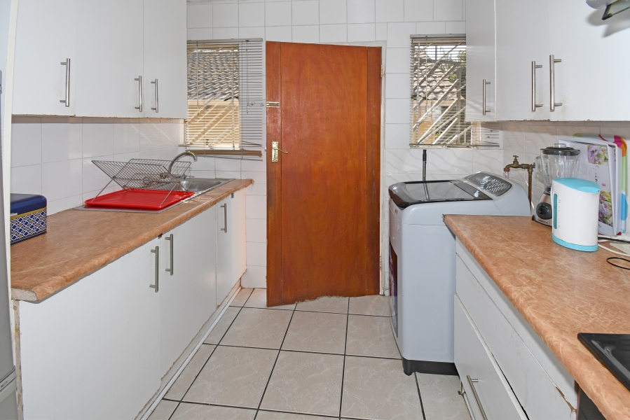 2 Bedroom Property for Sale in Corlett Gardens Gauteng