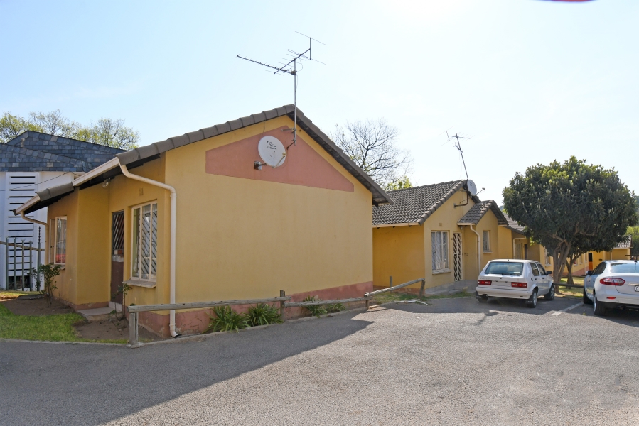 2 Bedroom Property for Sale in Corlett Gardens Gauteng