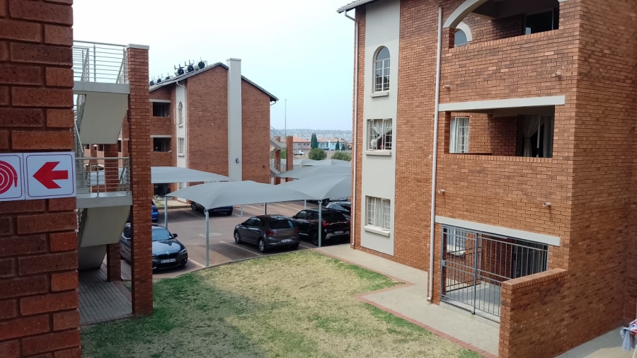 2 Bedroom Property for Sale in Monavoni Gauteng