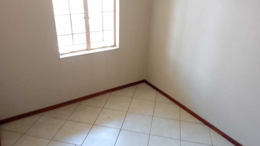 2 Bedroom Property for Sale in Monavoni Gauteng