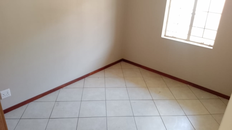 2 Bedroom Property for Sale in Monavoni Gauteng