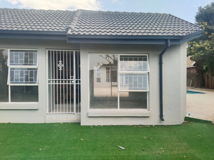 4 Bedroom Property for Sale in Florauna Gauteng