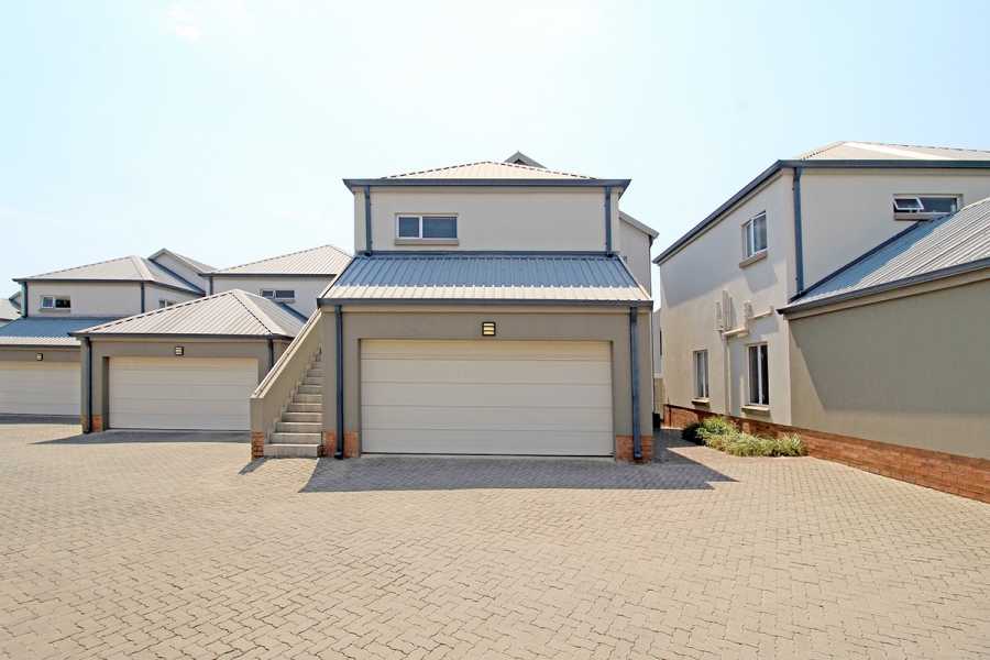 4 Bedroom Property for Sale in Broadacres Gauteng