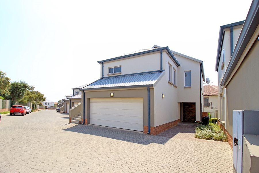 4 Bedroom Property for Sale in Broadacres Gauteng