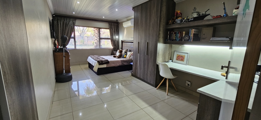 4 Bedroom Property for Sale in Three Rivers Proper Gauteng