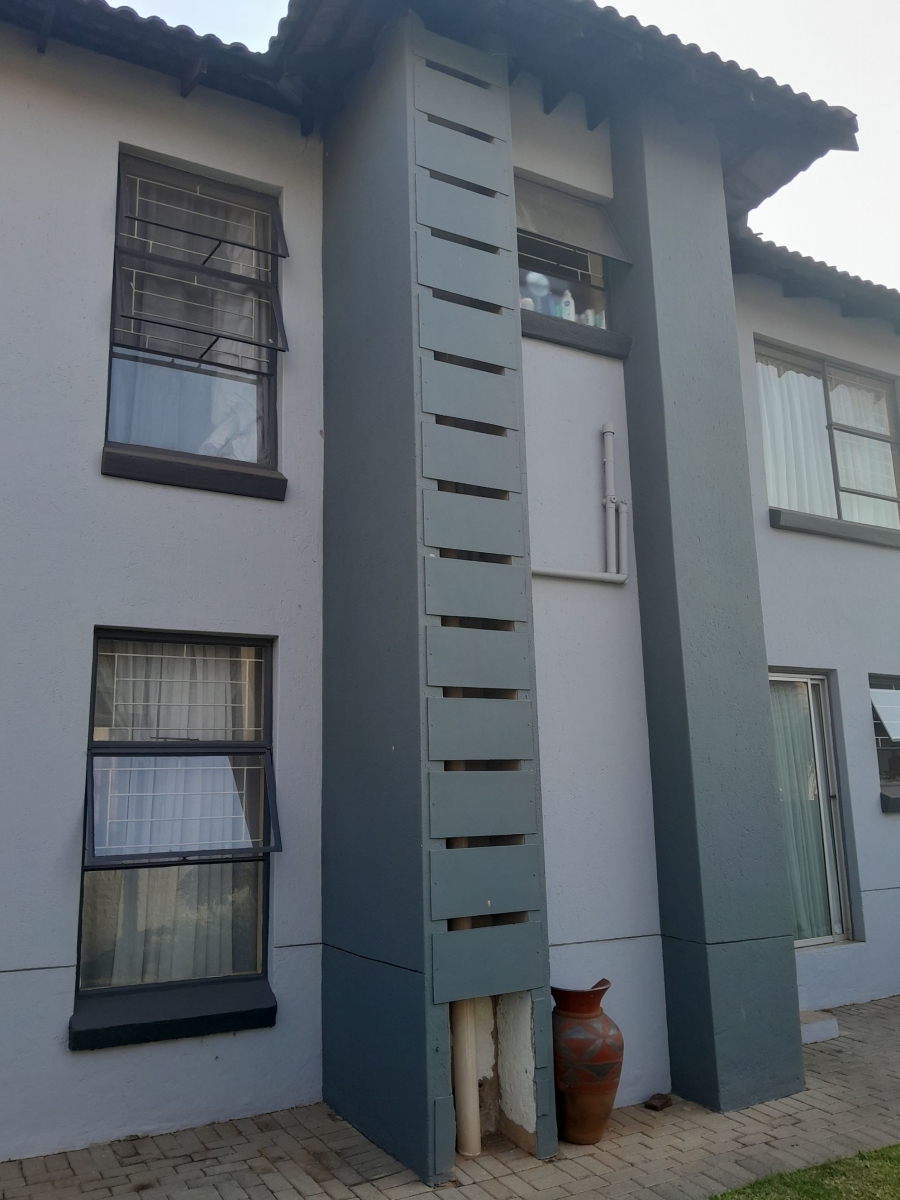 3 Bedroom Property for Sale in Heuwelsig Estate Gauteng