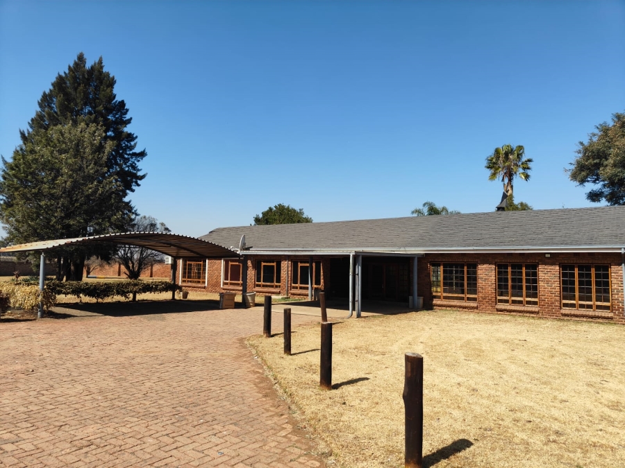 To Let 4 Bedroom Property for Rent in Walker Fruit Farms Gauteng