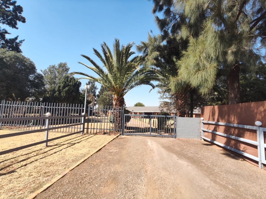 To Let 4 Bedroom Property for Rent in Walker Fruit Farms Gauteng