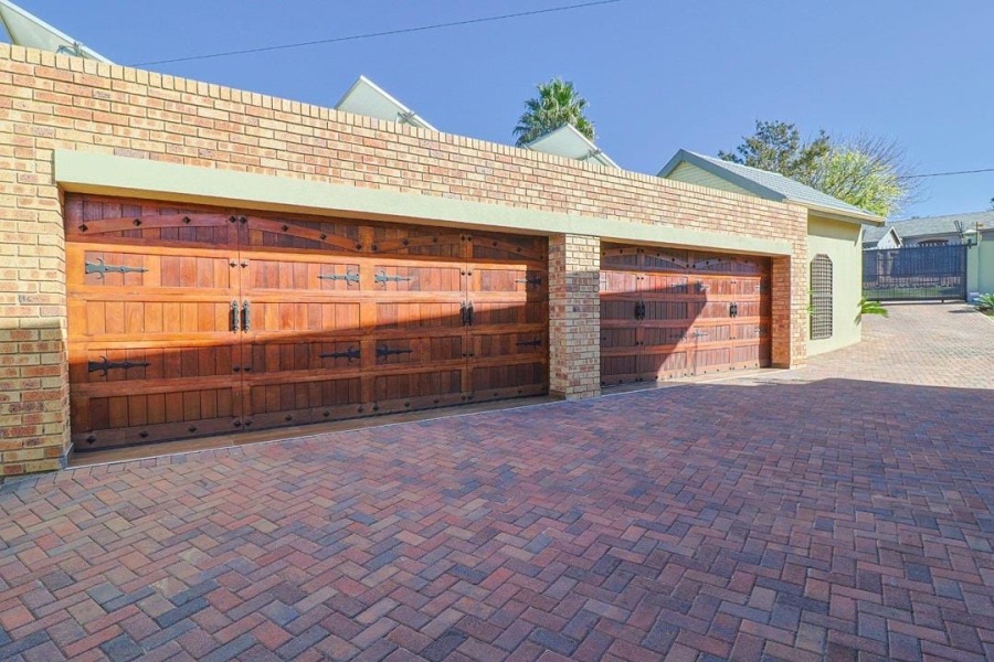 4 Bedroom Property for Sale in Oakdene Gauteng