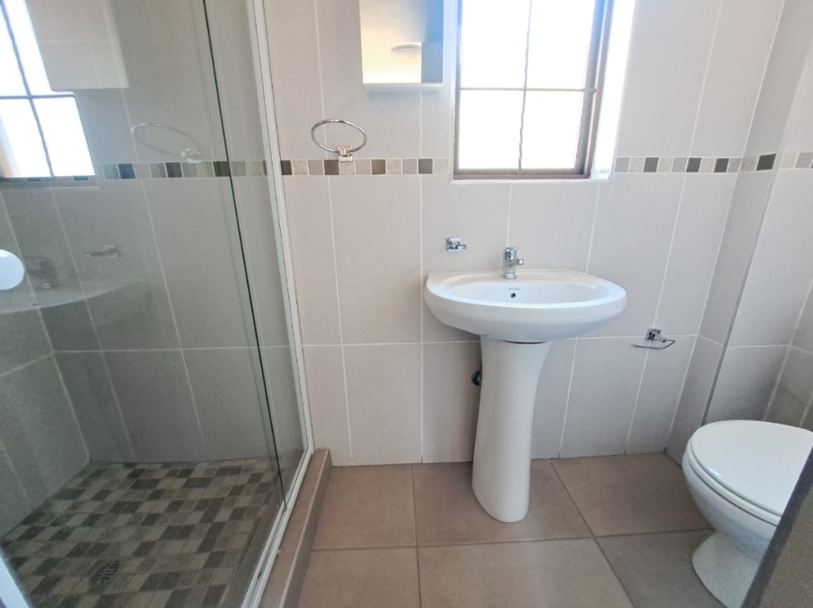 To Let 1 Bedroom Property for Rent in Kenleaf Gauteng