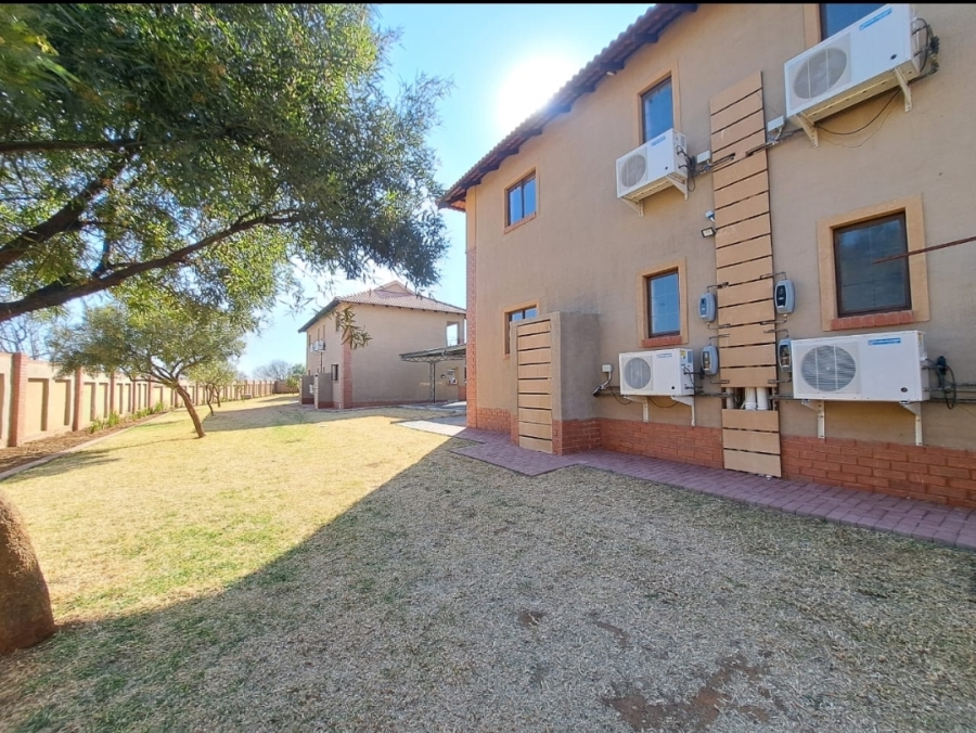 To Let 1 Bedroom Property for Rent in Kenleaf Gauteng