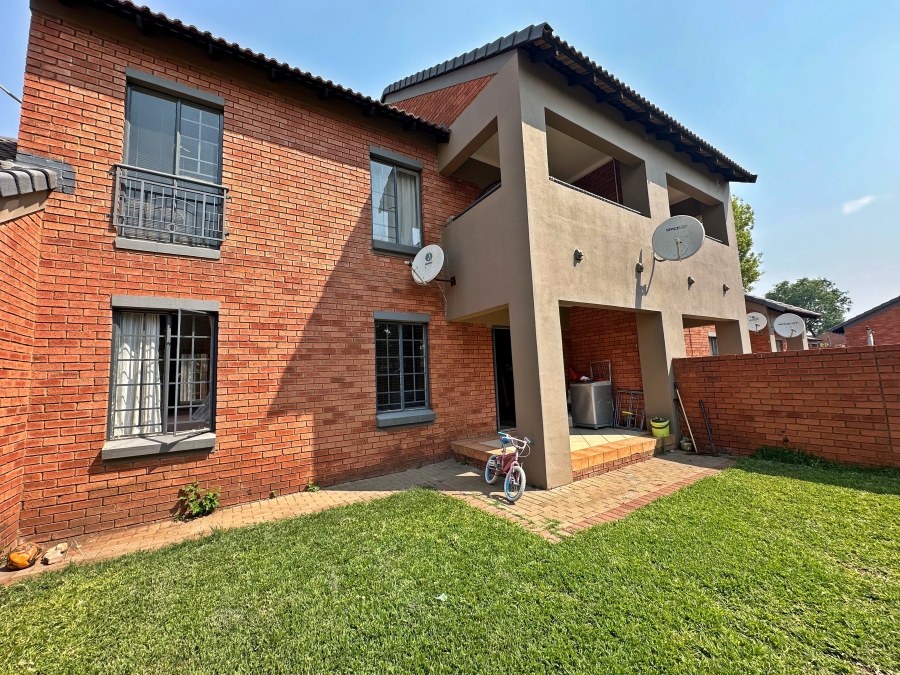 To Let 2 Bedroom Property for Rent in Eco Park Gauteng