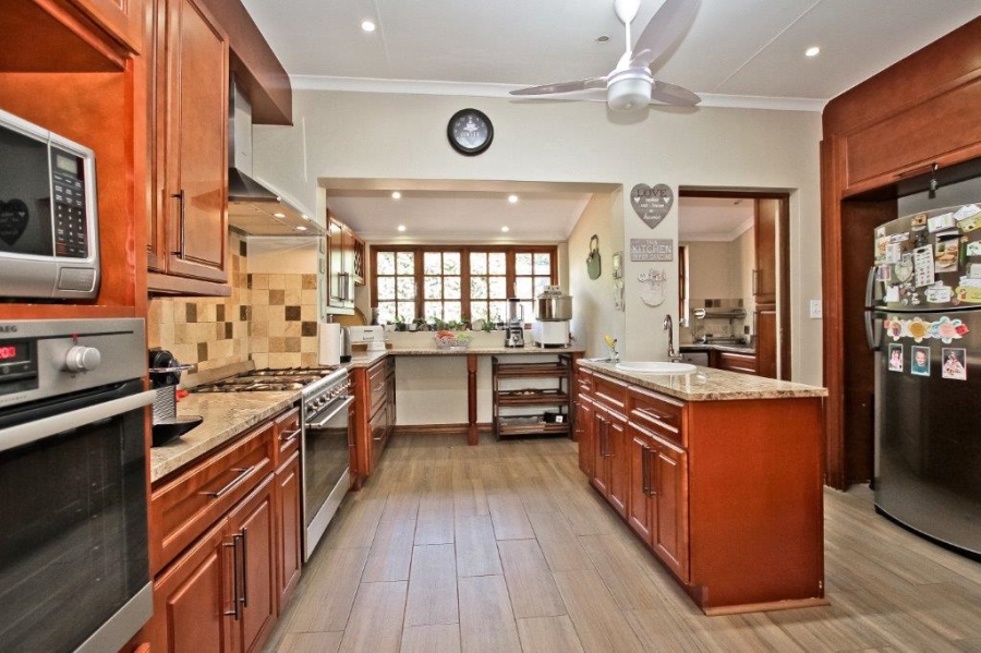 5 Bedroom Property for Sale in Hurlingham Manor Gauteng