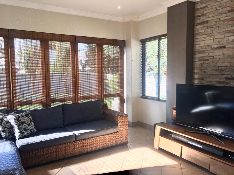 To Let 5 Bedroom Property for Rent in Silver Lakes Golf Estate Gauteng