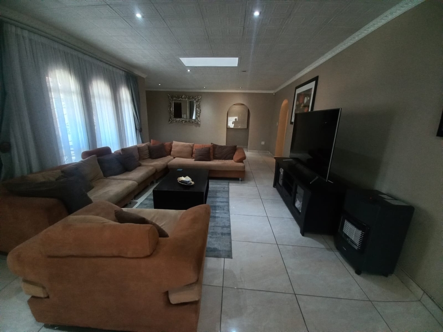 5 Bedroom Property for Sale in Van Riebeeck Park Gauteng