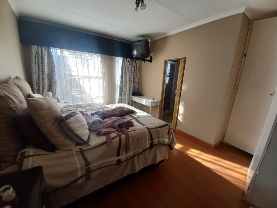 5 Bedroom Property for Sale in Van Riebeeck Park Gauteng