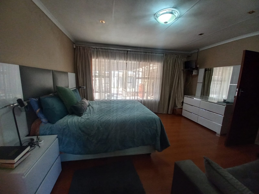 5 Bedroom Property for Sale in Van Riebeeck Park Gauteng