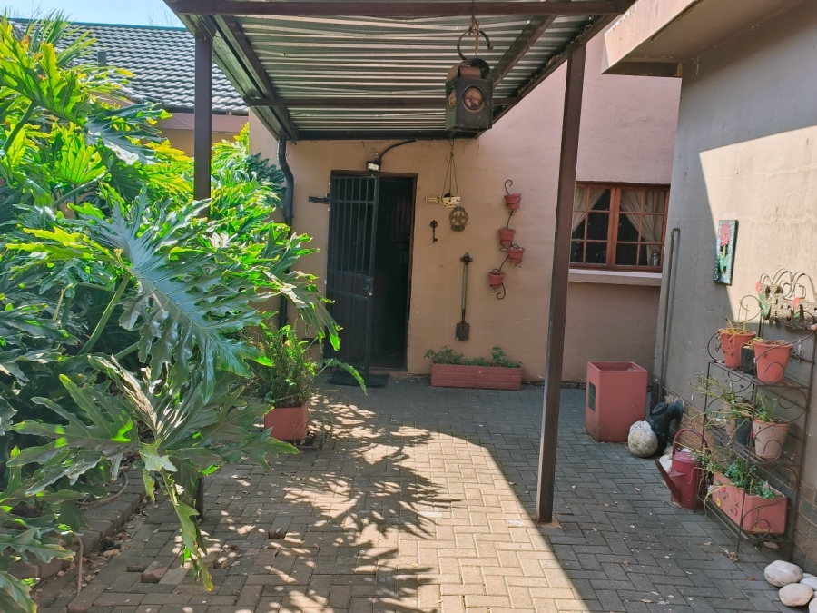 5 Bedroom Property for Sale in Eldoraigne Gauteng