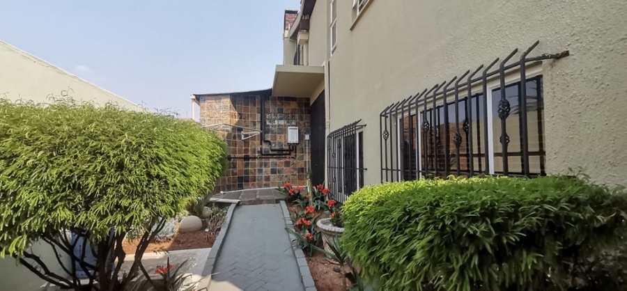 4 Bedroom Property for Sale in Oakdene Gauteng