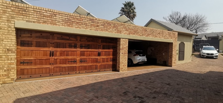 4 Bedroom Property for Sale in Oakdene Gauteng