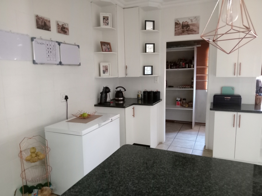 5 Bedroom Property for Sale in Presidents Dam Gauteng