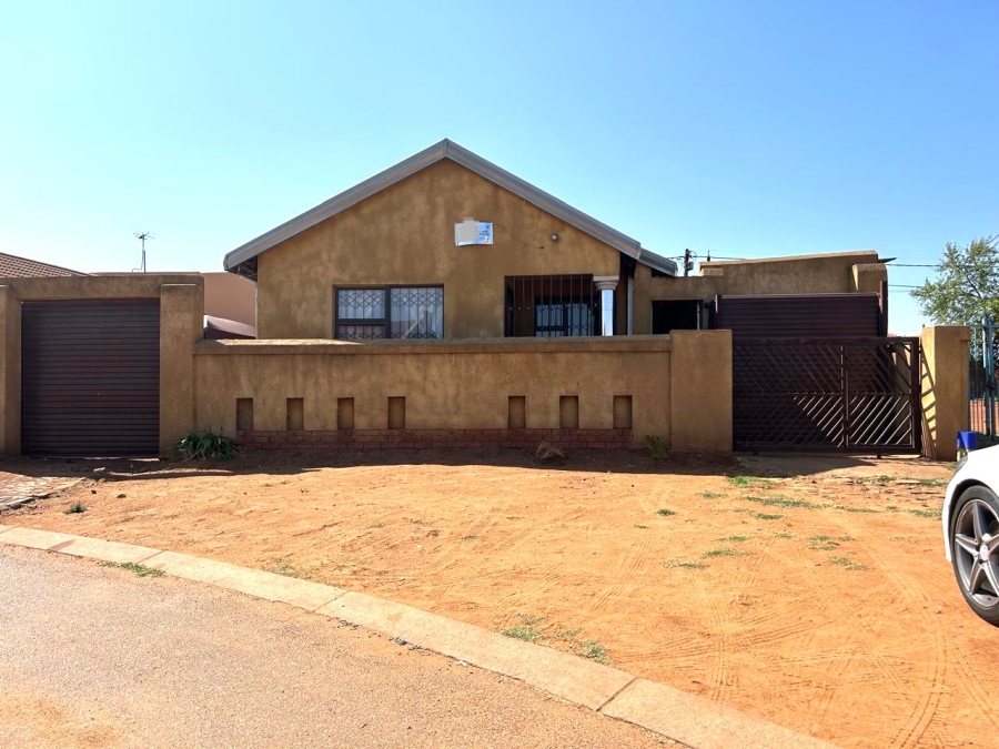 6 Bedroom Property for Sale in Moleleki Gauteng