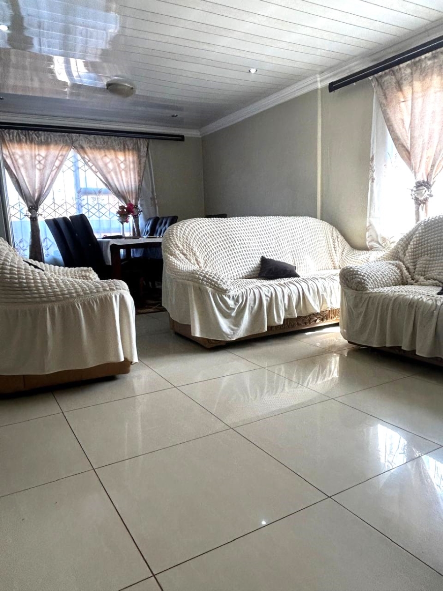 6 Bedroom Property for Sale in Moleleki Gauteng