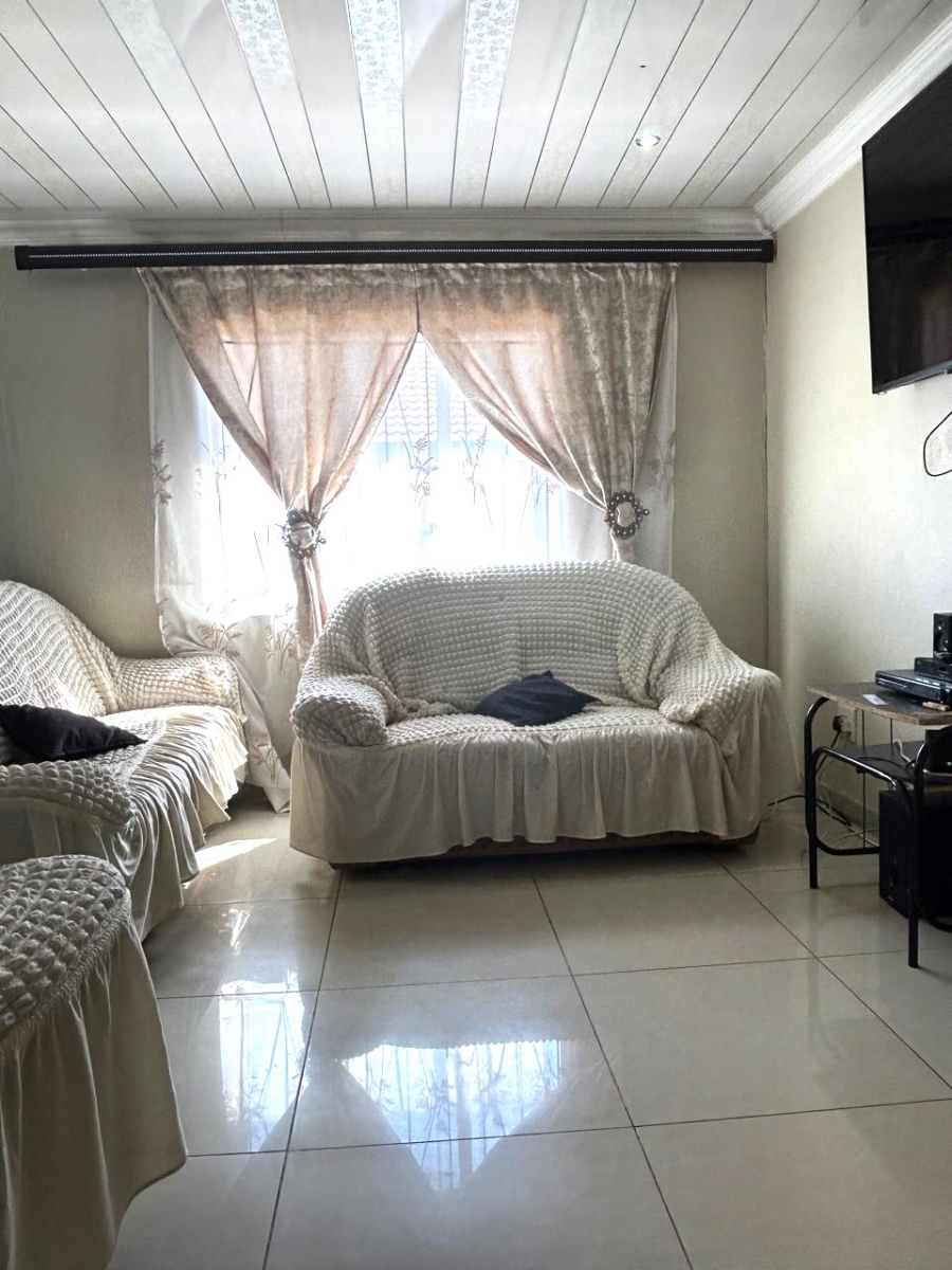 6 Bedroom Property for Sale in Moleleki Gauteng