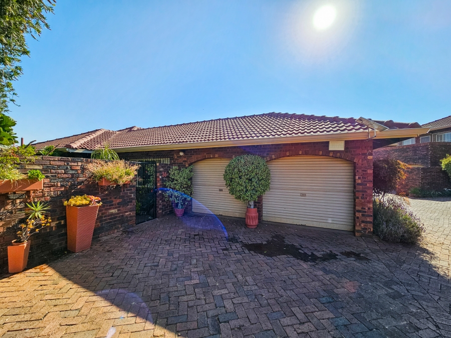 4 Bedroom Property for Sale in Faerie Glen Gauteng