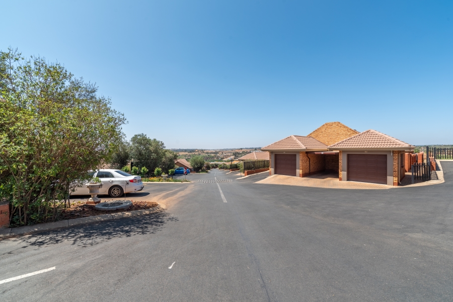 1 Bedroom Property for Sale in Featherbrooke Hills Retirement Gauteng