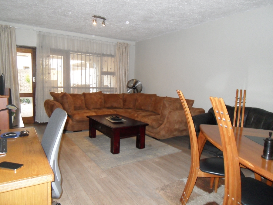 2 Bedroom Property for Sale in Corlett Gardens Gauteng