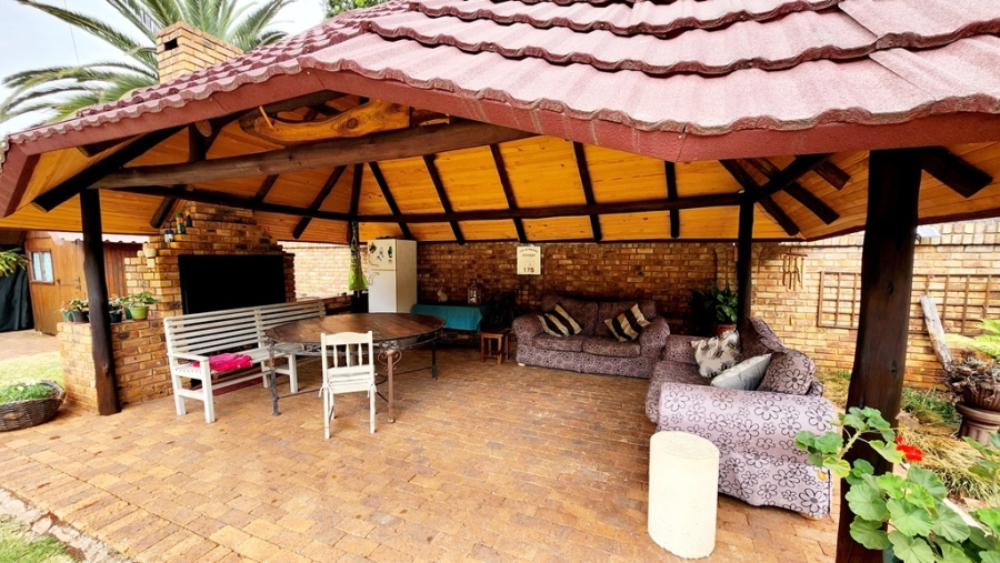 4 Bedroom Property for Sale in Eldoraigne Gauteng