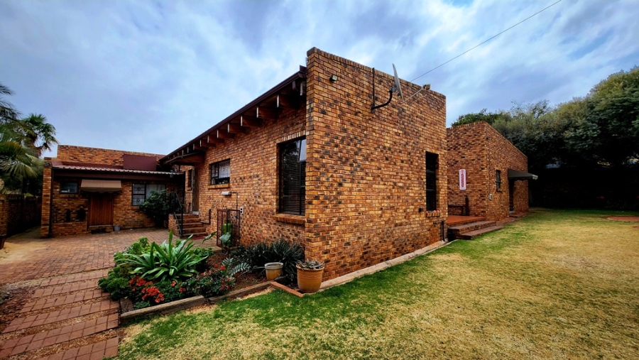 4 Bedroom Property for Sale in Eldoraigne Gauteng