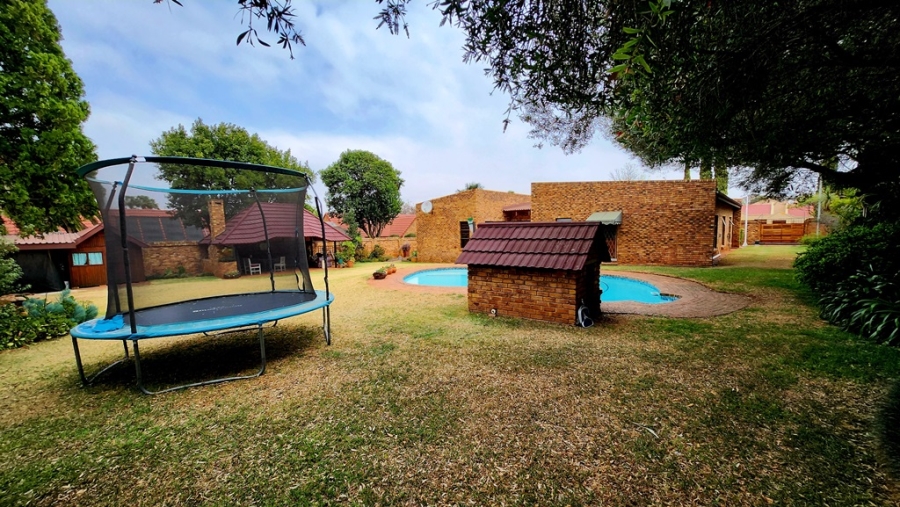 4 Bedroom Property for Sale in Eldoraigne Gauteng