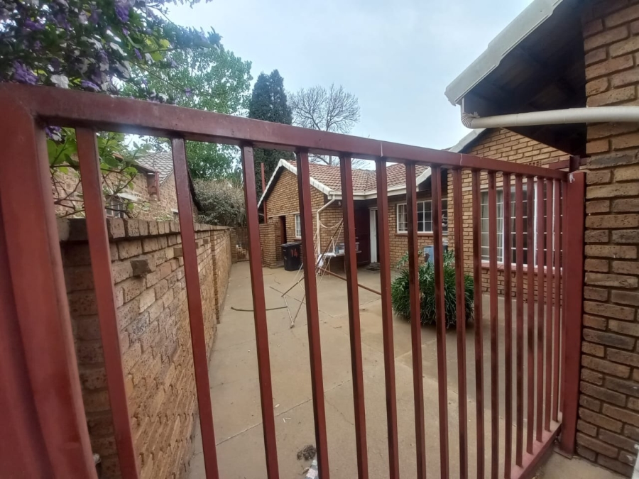 4 Bedroom Property for Sale in Crystal Park Gauteng