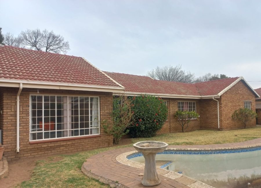 4 Bedroom Property for Sale in Crystal Park Gauteng