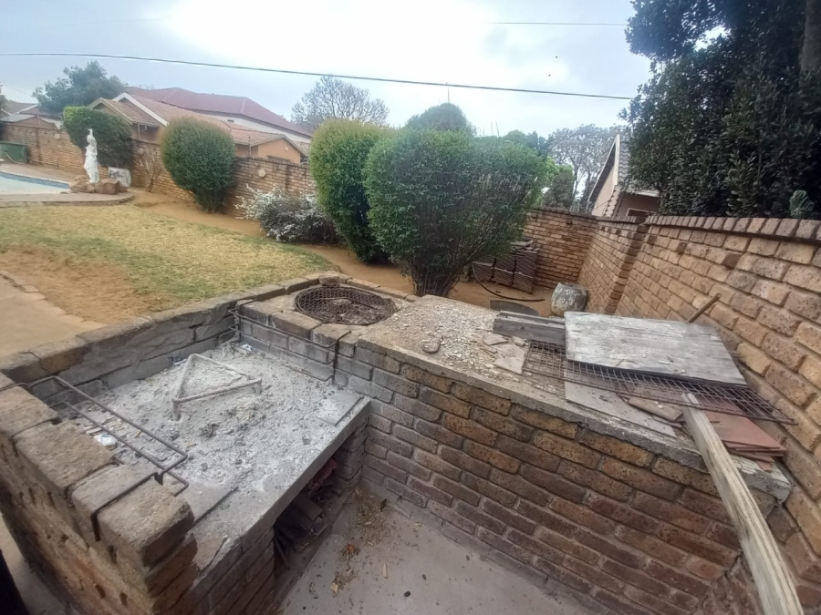 4 Bedroom Property for Sale in Crystal Park Gauteng