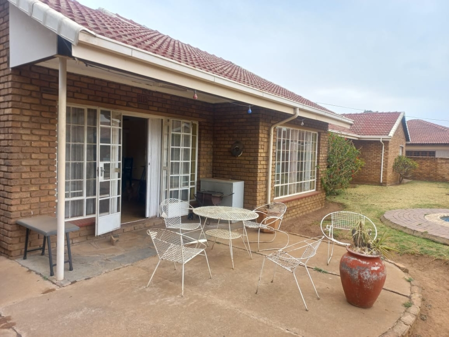 4 Bedroom Property for Sale in Crystal Park Gauteng