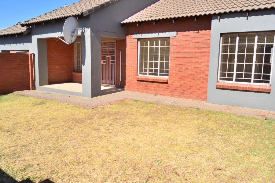 To Let 2 Bedroom Property for Rent in Monavoni Gauteng