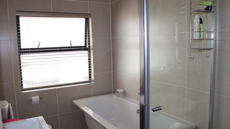 To Let 2 Bedroom Property for Rent in Fourways Gauteng