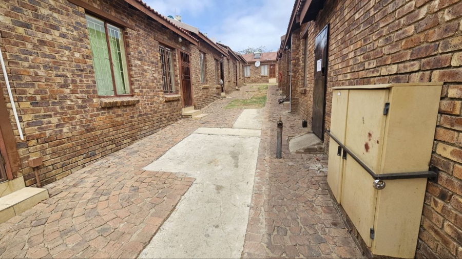 To Let 2 Bedroom Property for Rent in Olievenhoutbosch Gauteng