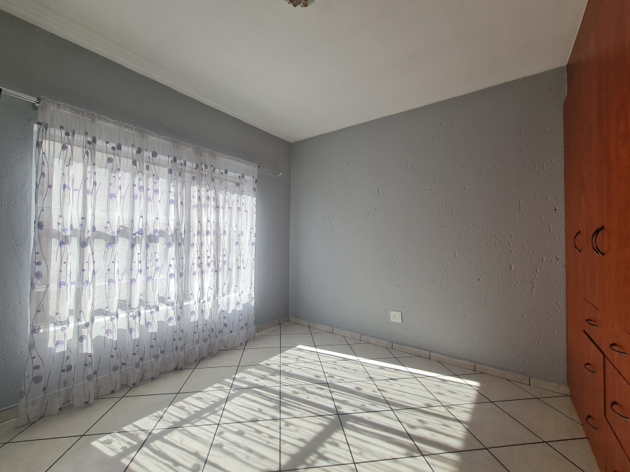 To Let 2 Bedroom Property for Rent in Croydon Gauteng