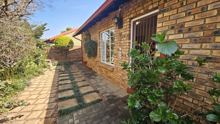 2 Bedroom Property for Sale in Pierre Van Ryneveld Gauteng