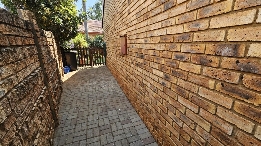 2 Bedroom Property for Sale in Pierre Van Ryneveld Gauteng